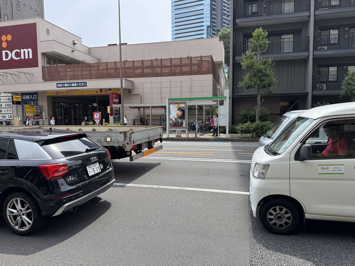 三田五丁目バス停付近 DCM側