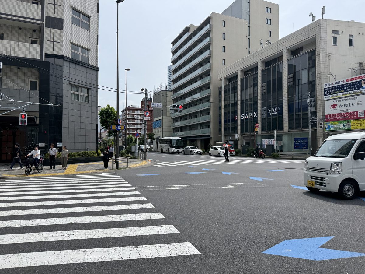 魚籃坂下交差点・SAPIX前を直進