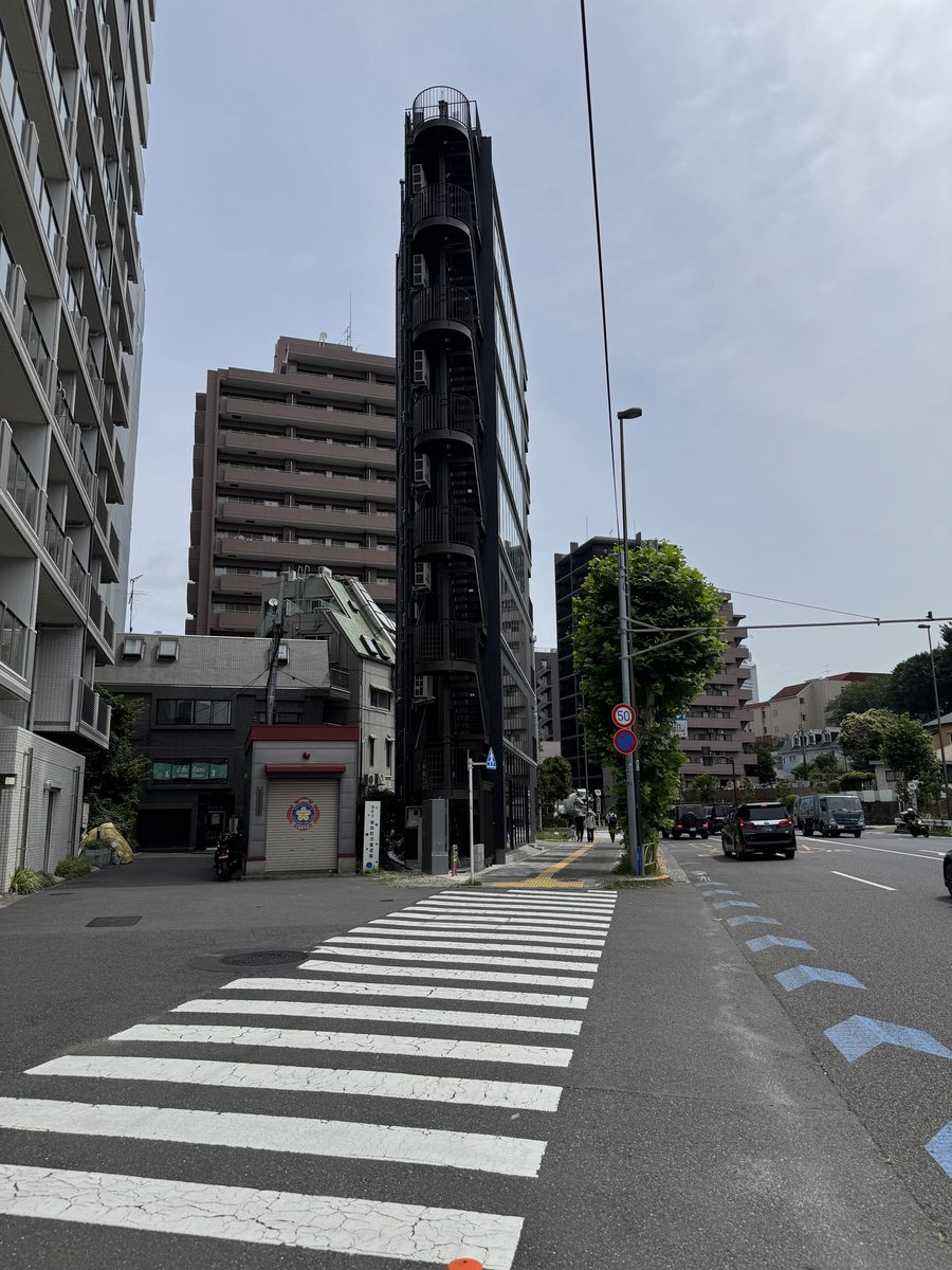 AXION Shirokanetakanawaを横から見た外観